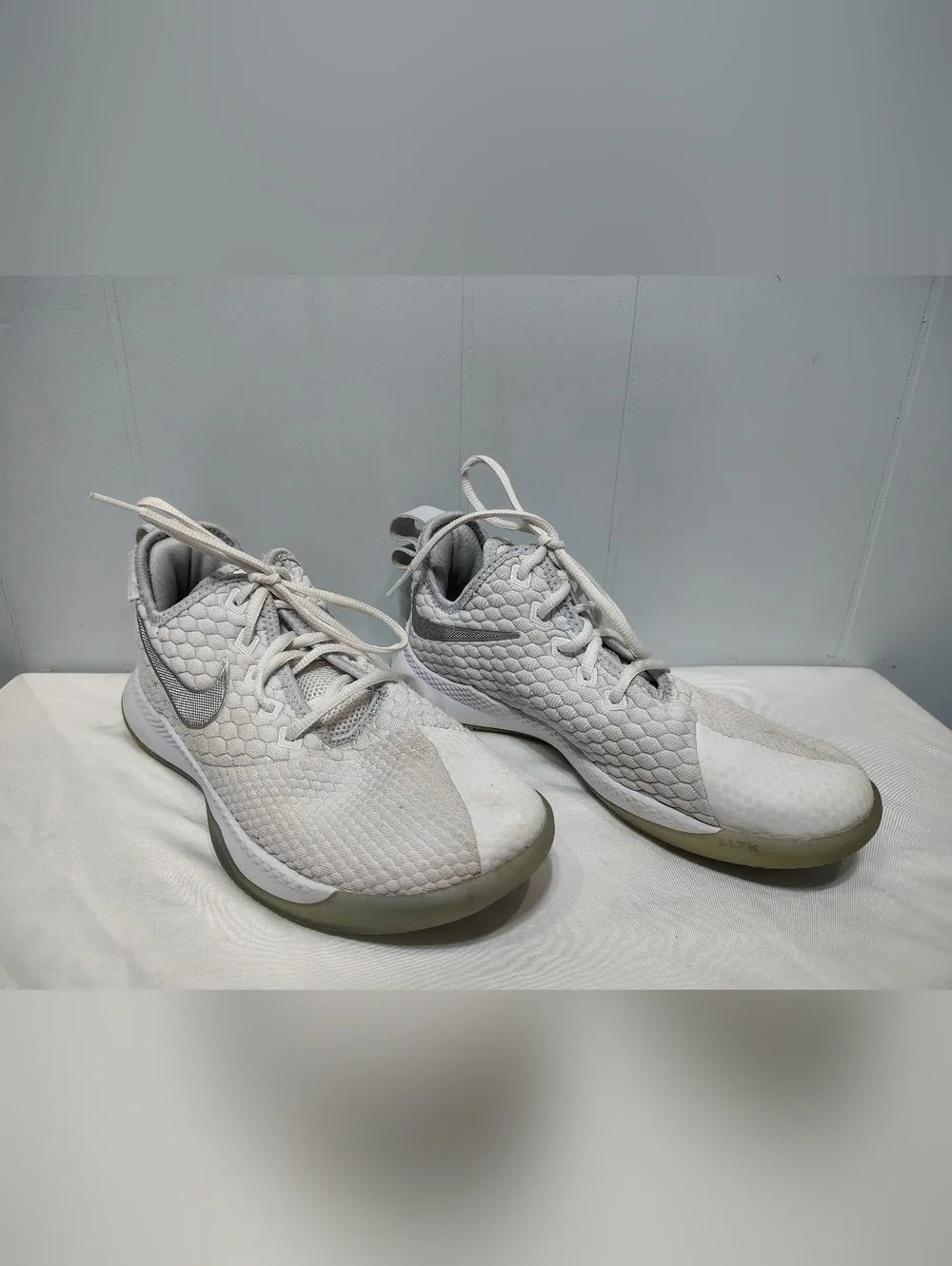 Nike Air LeBron Witness 3 White Basketball Shoes Mens 8